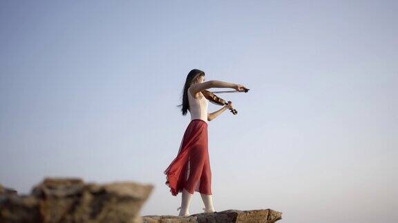 在山上拉小提琴的女人