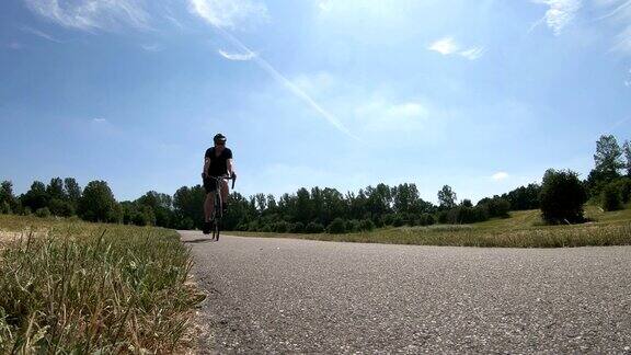 近距离的快速自行车在乡村景观在夏天的时间