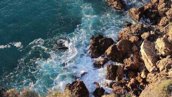 土耳其安塔利亚的岩石海滩上的海浪