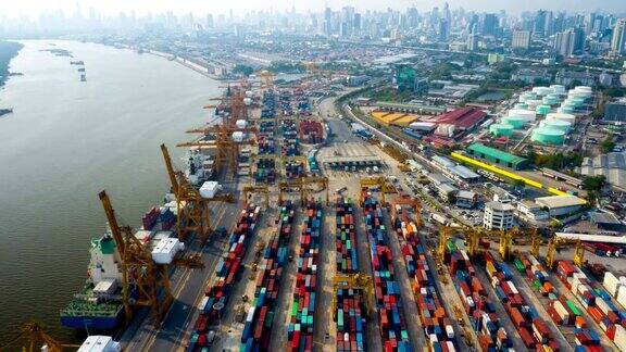工业港口与集装箱船的鸟瞰图超延时或延时
