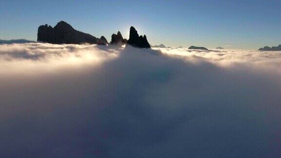 航拍:在早晨的云层之上