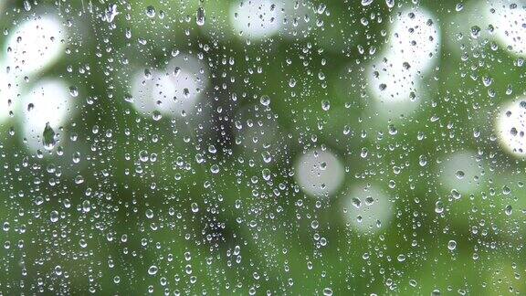 雨点从窗玻璃上滚下来