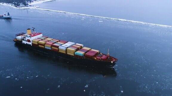 航拍的货船在海上移动在背景冬季景观