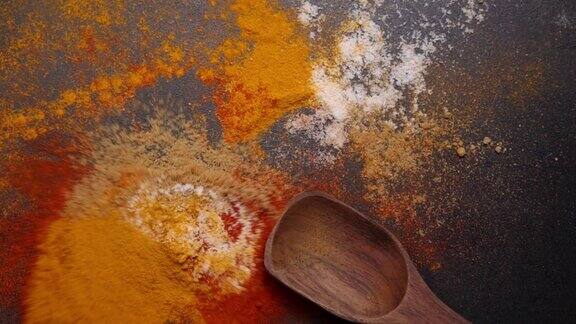 混合印度香料凉凉的姜黄粉用木勺落下
