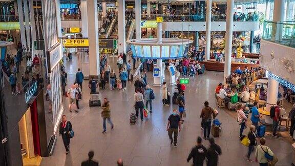 荷兰阿姆斯特丹高峰时间拥挤的通勤游客在阿姆斯特丹史基浦机场行走的长时间曝光