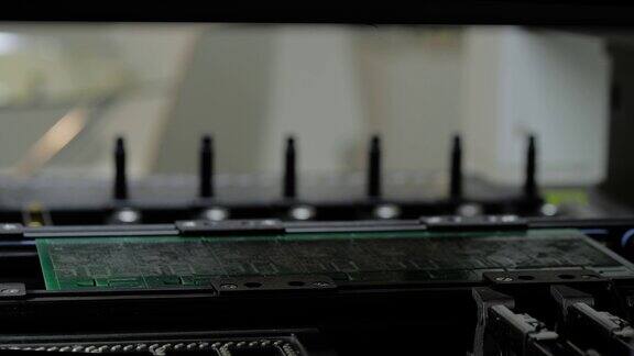 自动SMT取放机组装印刷电路板