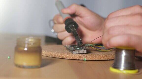 男技术员焊接电子线路板