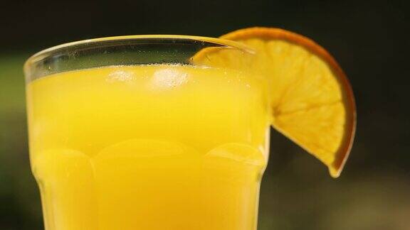特写镜头里的橙汁模糊