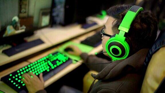 亚洲玩家在网吧玩第一人称射击游戏