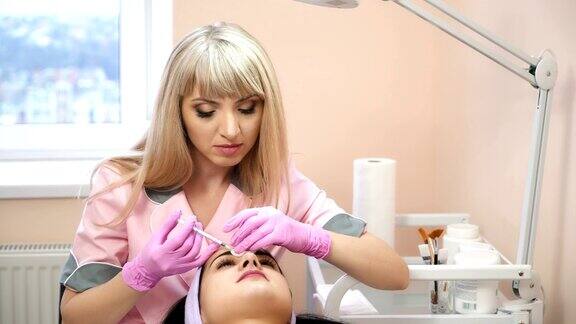 医生美容师注射肉毒杆菌毒素收紧和抚平皱纹的程序