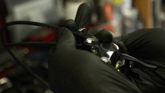 技术人员在室内工作用扳手固定自行车拧紧自行车的液压刹车