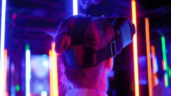 后视图:在交互式VR展会上使用虚拟现实耳机的女性