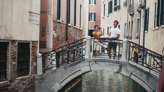 年轻的亚洲夫妇探索威尼斯意大利