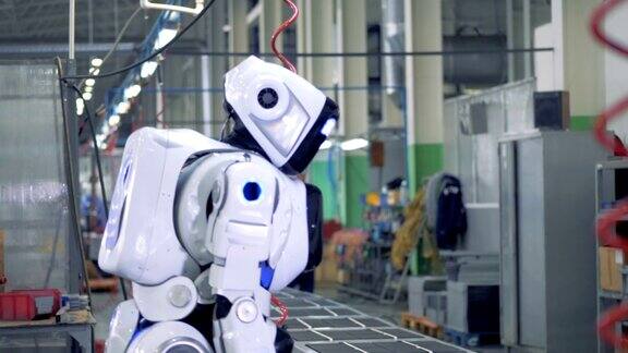 工厂员工来了让机器人开始钻孔