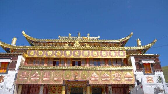 中国青海的金顶藏传佛教寺院