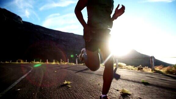 男性跑步者在山路上慢动作的跑步脚