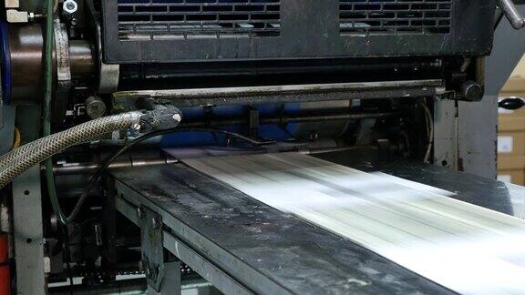 信封纸卷正在印刷的大工厂流水线上