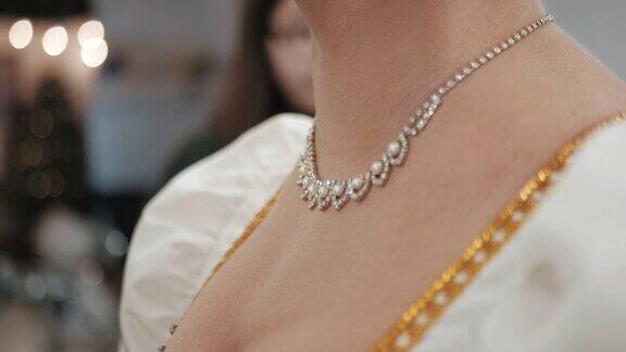 珠宝项链钻石吊坠项链女士在脖子上展示美丽的奢侈饰品历史风貌18世纪慢动作