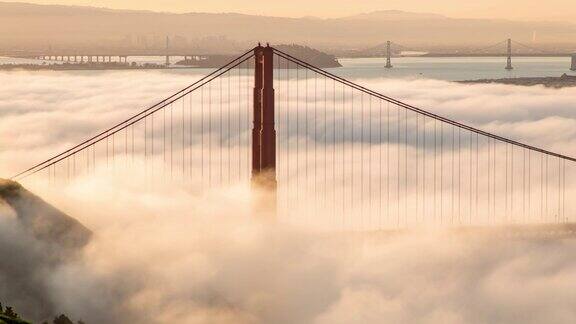 旧金山金门大桥低雾晨光