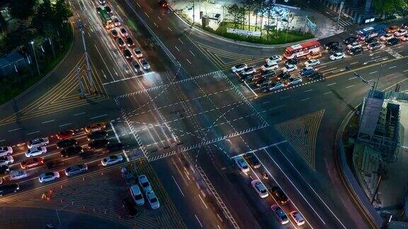 时光流逝的夜景灯光小径交通速度通过一个十字路口江南中心商业区
