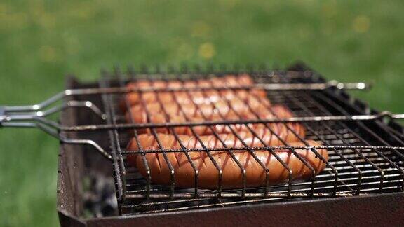 烟熏香肠多汁的肉香肠在户外烧烤盘上烹饪暑假期间烧烤食物特写镜头