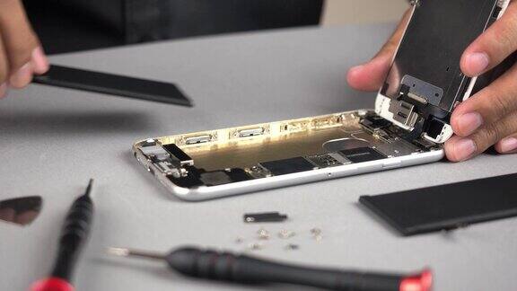 技术人员或工程师修理坏了的智能手机