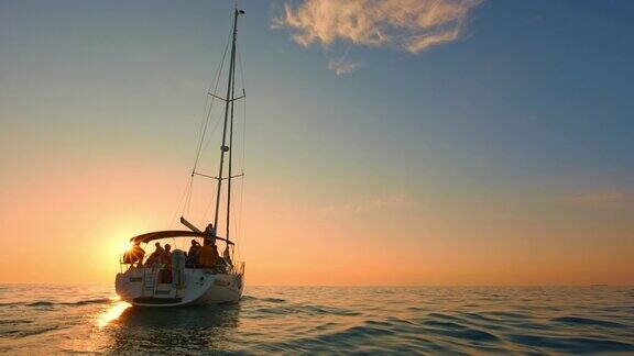 SLOMO夕阳下的游艇