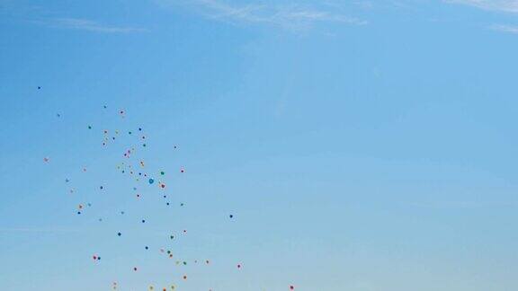 许多五颜六色的气球在空中飞翔