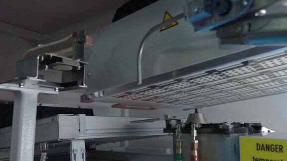 内部的选择性焊接过程全自动焊锡机电子电路板的最新发明这家工厂的电子产品生产已接近尾声