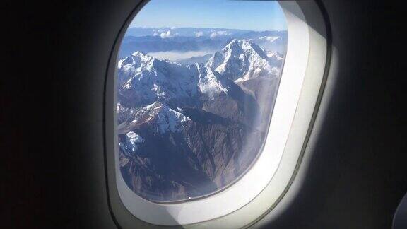从窗口飞机鸟瞰安第斯山脉