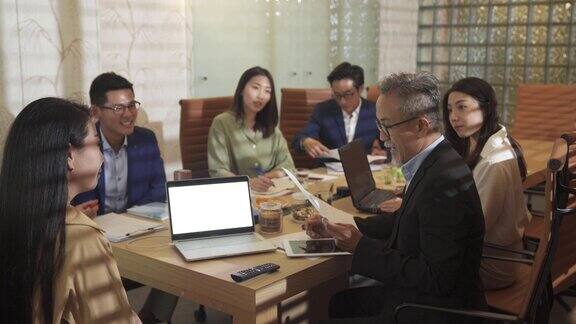 亚洲华人商务会议在会议室与电视屏幕展示
