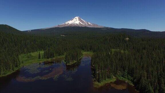 美国俄勒冈州的延龄湖和胡德山的航拍照片