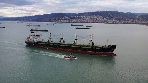 一艘货轮驶近国际集装箱港口鸟瞰图4k决议