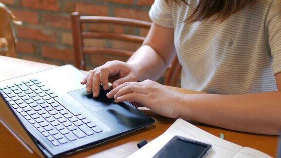 一个在咖啡馆用笔记本电脑工作的女人摄影