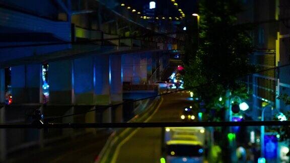 东京高速公路下的一晚微型交通堵塞
