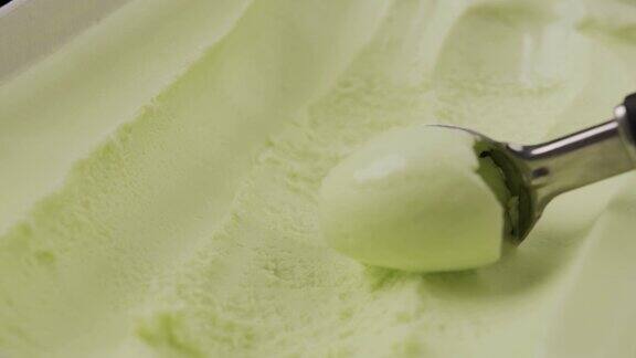 近距离看勺子印用勺子舀绿茶冰淇淋