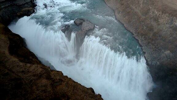 鸟瞰图美丽的冰岛风景瀑布湾上的山脉湍流