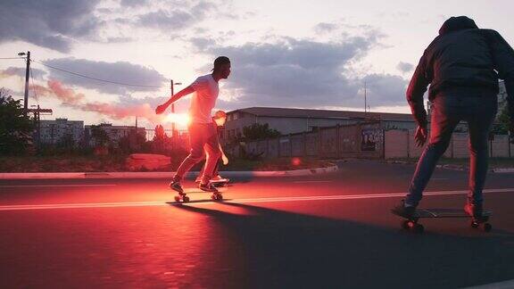一群年轻人在清晨的马路上玩滑板伴随着红色的信号弹慢动作
