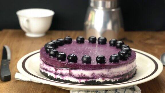 放大美味的自制蓝莓芝士蛋糕的场景