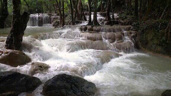 热带雨林瀑布的慢镜头