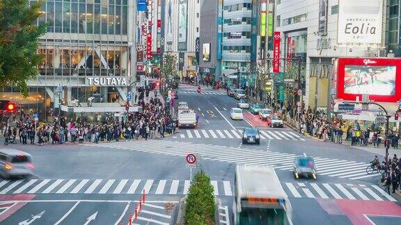 在日本东京涩谷人们用延时拍摄拥挤在一起