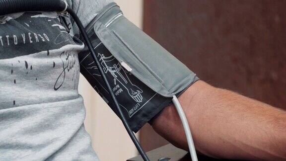 一个男人测量血压和接受测谎仪测试的特写
