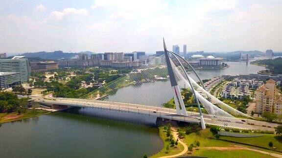 斯里瓦瓦桑桥或普特拉桥和蓝天普特拉贾亚湖马来西亚吉隆坡最著名的旅游景点