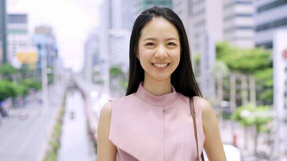 年轻的亚洲女商人看着照相机微笑着城市的办公大楼中国韩国亚洲聪明的女士肖像视频