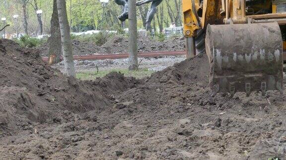 挖掘机的铲斗在挖土