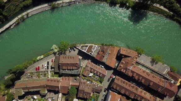 瑞士晴天伯尔尼市屋顶鸟瞰瞰河岸全景4k