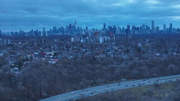 鸟瞰多伦多冬谷公园路(DVP)背景是多伦多市中心