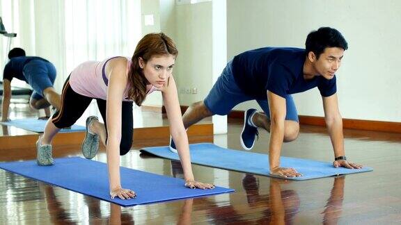 年轻的健身情侣一起在健身房健身健身训练理念
