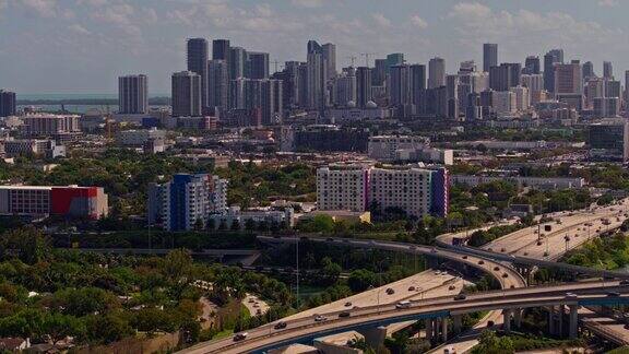 鸟瞰图迈阿密设计区在住宅社区和大高架交叉州际95和州际195在北迈阿密佛罗里达州无人机拍摄的静态镜头