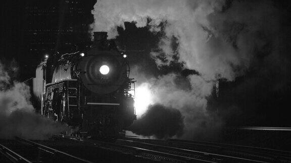 晚上的蒸汽机车是黑白的
